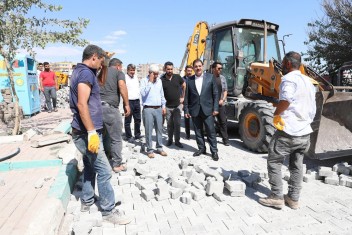 BAŞKAN CANPOLAT PARKE ÇALIŞMALARINI