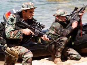 Korsanlar Fransız komandoları bozguna uğrattı
