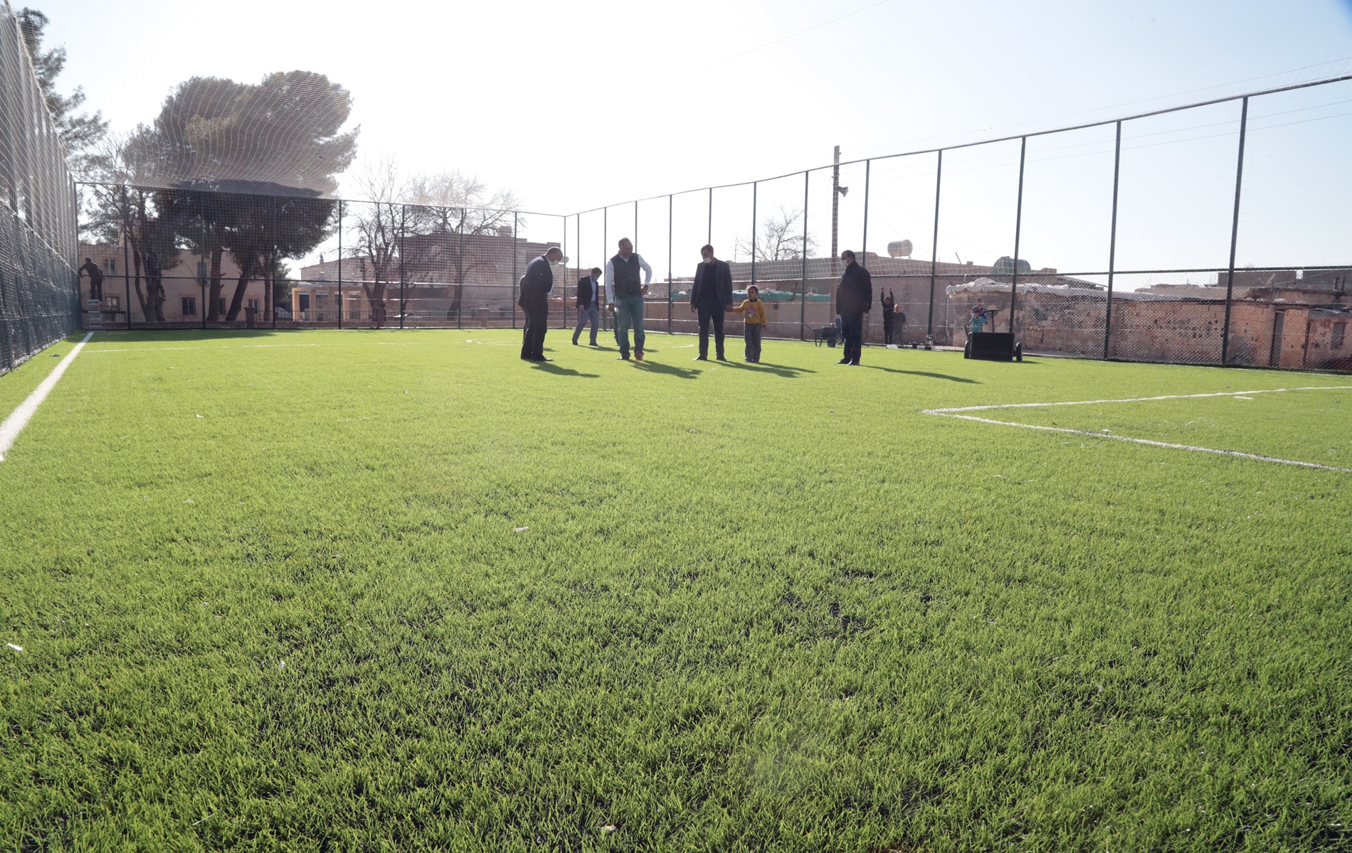 BAŞKAN KUŞ, HALI SAHA ÇALIŞMASINI YERİNDE İNCELEDİ.