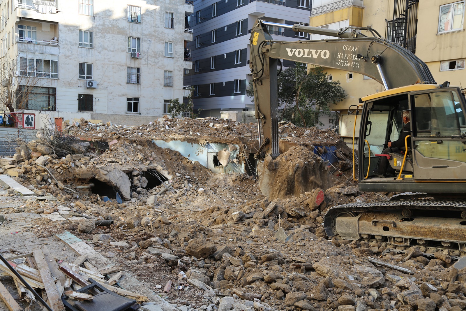 RİSKLİ VE METRUK YAPILARIN YIKIMINI GERÇEKLEŞTİRİYOR