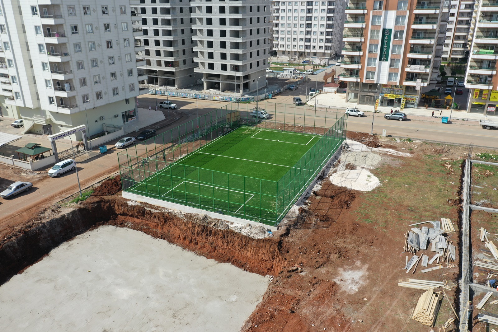 BAŞKAN CANPOLAT İLE KARŞIYAKA’DA PROJELER BİR BİR YÜKSELİYOR