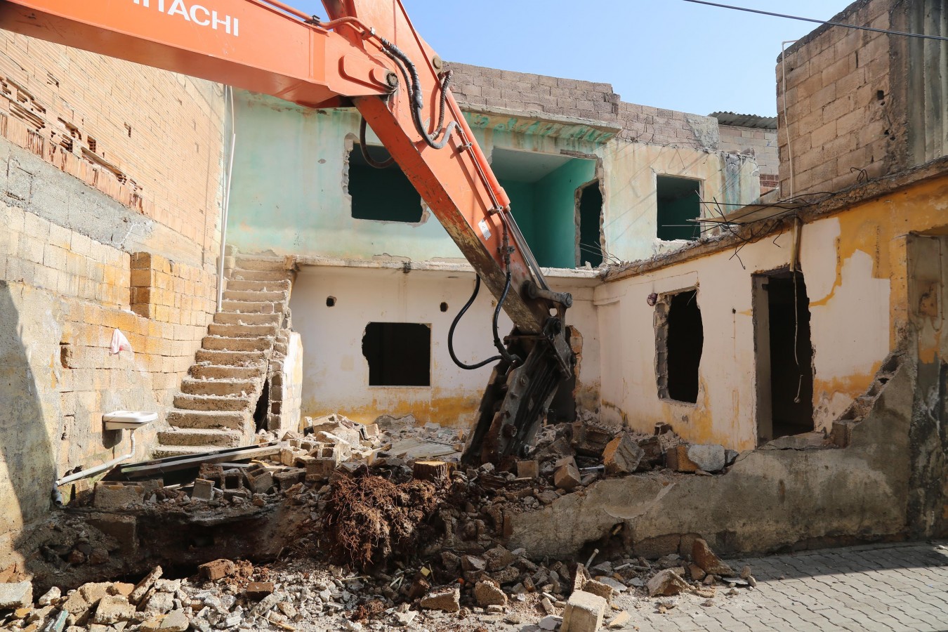 RİSKLİ VE METRUK YAPILAR BİR BİR YIKILIYOR