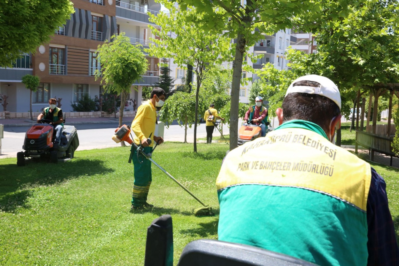 KARAKÖPRÜ’DE PARKLAR YAZA HAZIRLANIYOR