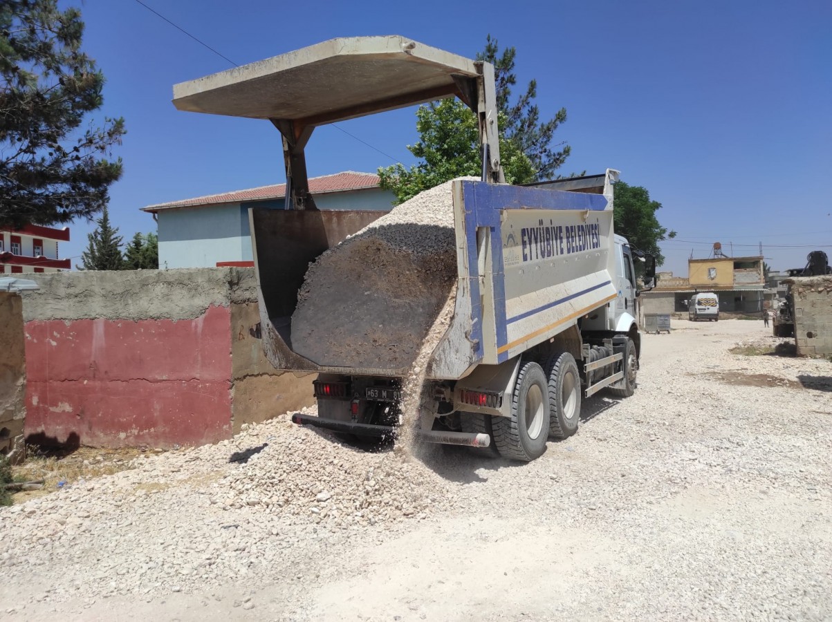 EYYÜBİYE KIRSALINDA YOL YAPIMI ARALIKSIZ DEVAM EDİYOR.