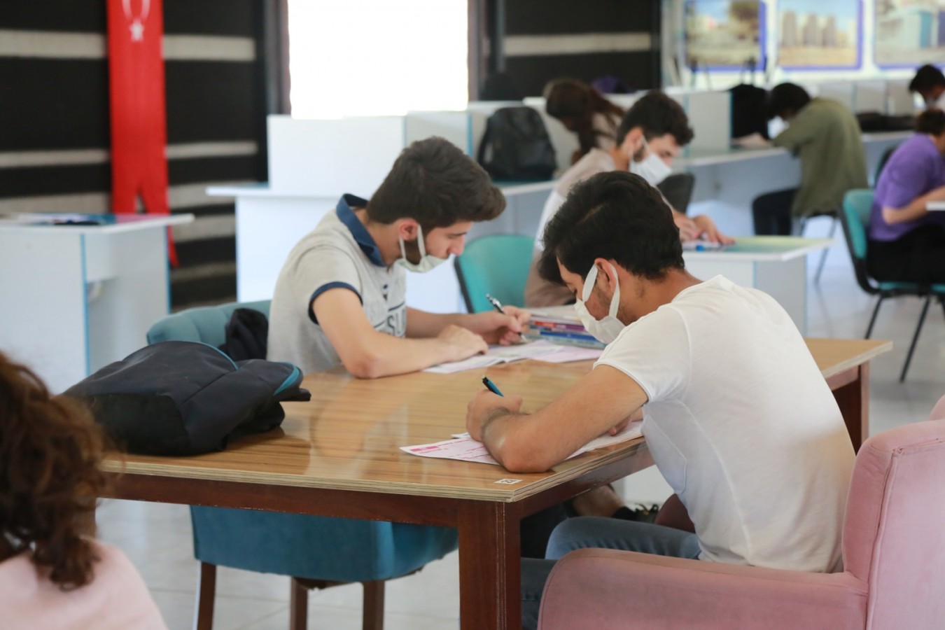 EYYÜBİYELİ GENÇLER, EYYÜBİYE BELEDİYESİ İLE SINAVLARA HAZIRLANIYOR.