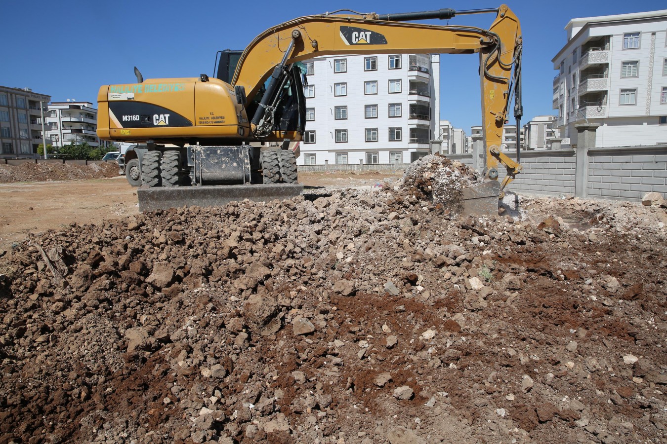 HALİLİYE BELEDİYESİNDEN 4 MAHALLEDE ÜST YAPI ÇALIŞMASI