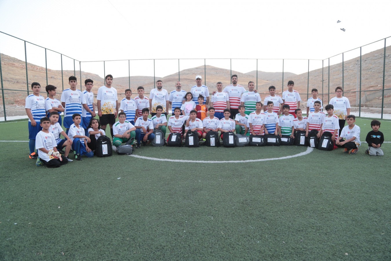 BAŞKAN KUŞ, ÖĞRENCİLERE EĞİTİM SETİ VE SPOR MALZEMESİ DAĞITTI.