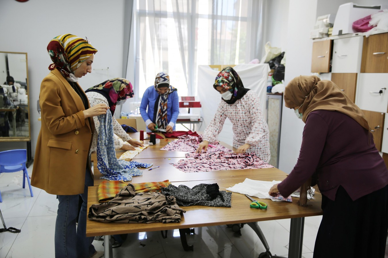 KADINLAR, HALİLİYE BELEDİYESİ İLE MESLEK SAHİBİ OLUYOR