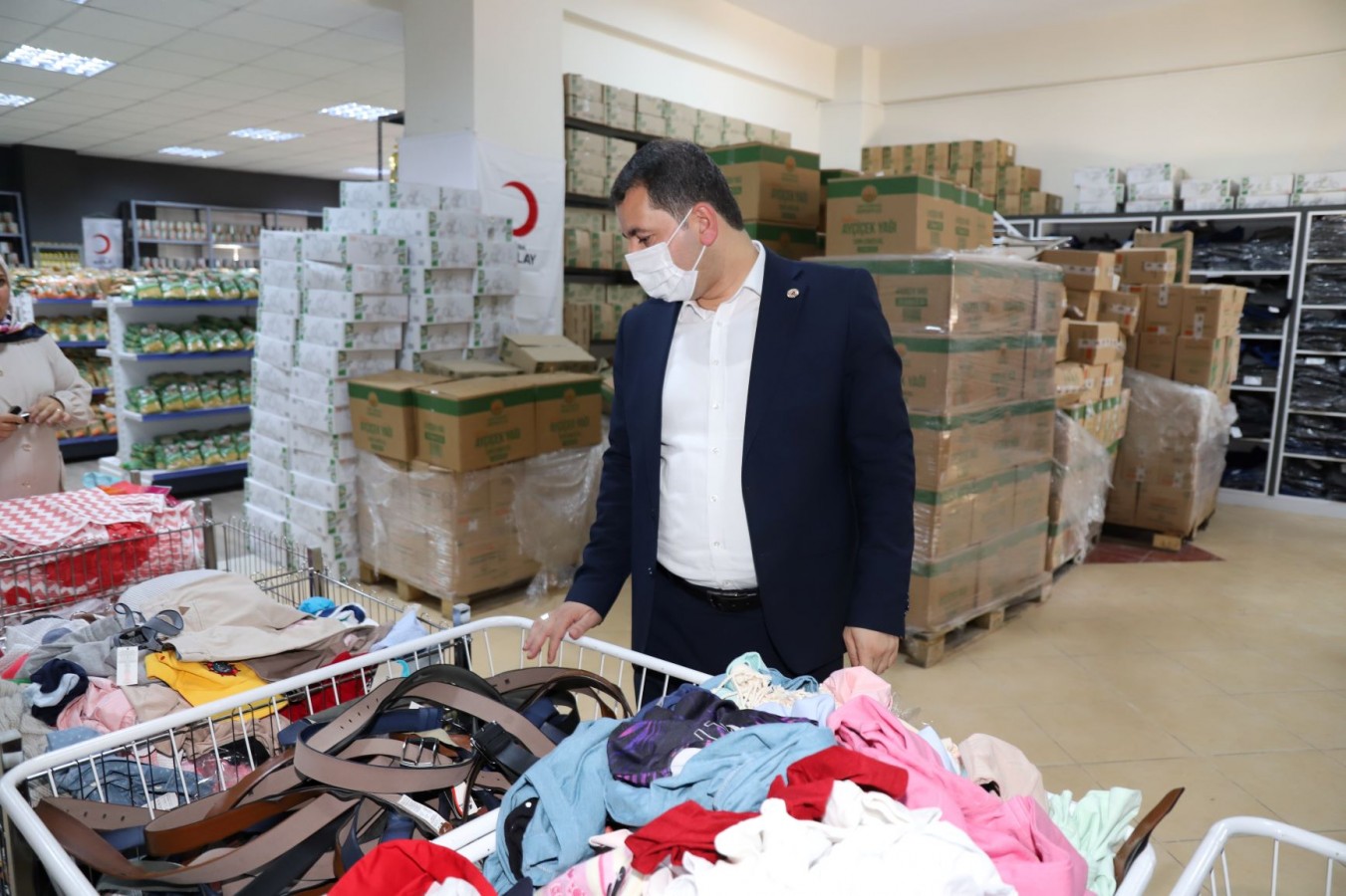 İHTİYAÇ SAHİPLERİNİN BAYRAMLIKLARI SOSYAL MARKETTEN