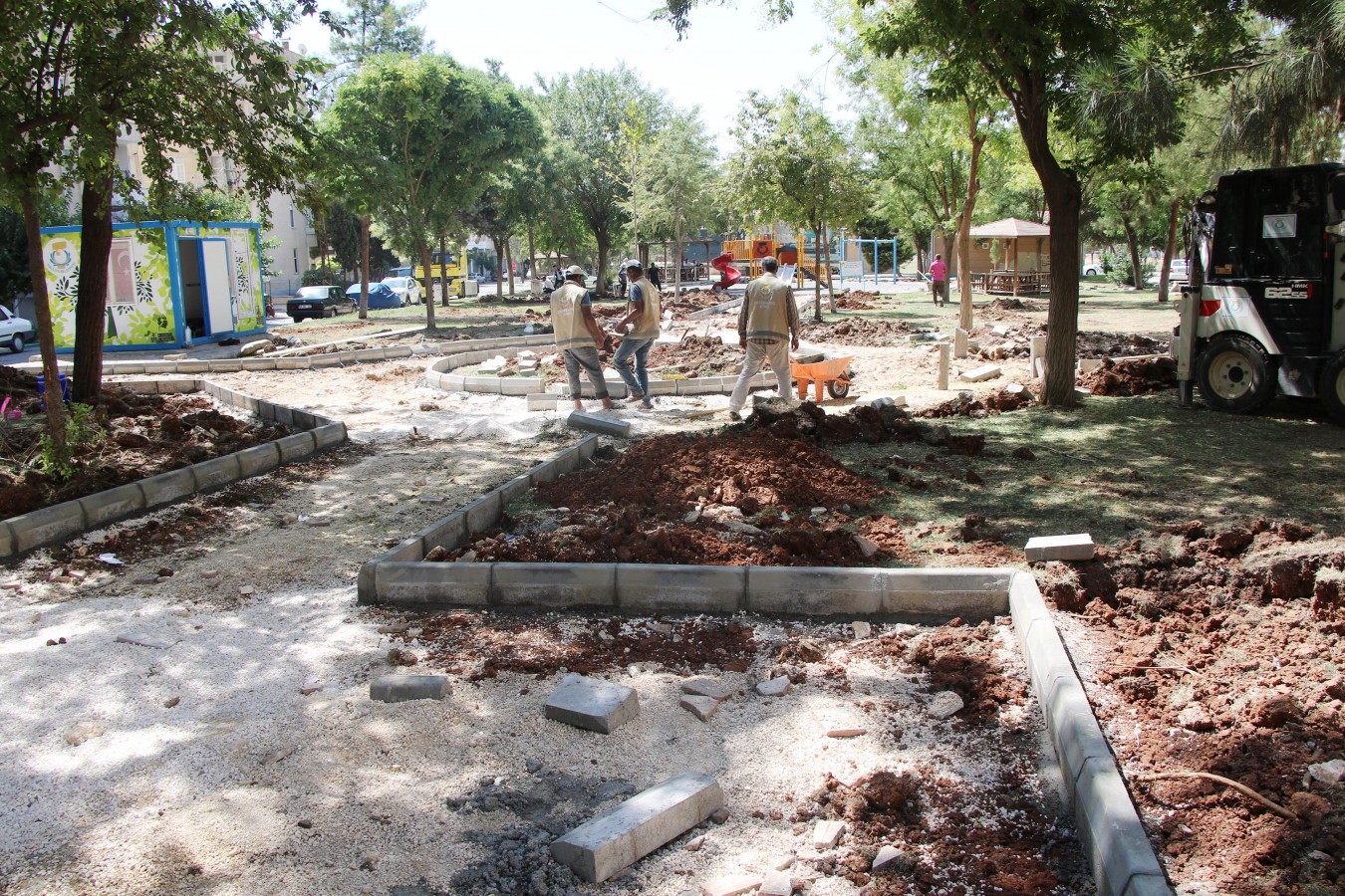 PARKLARDA ÇEVRE DÜZENLEMESİ VE PEYZAJ ÇALIŞMASI