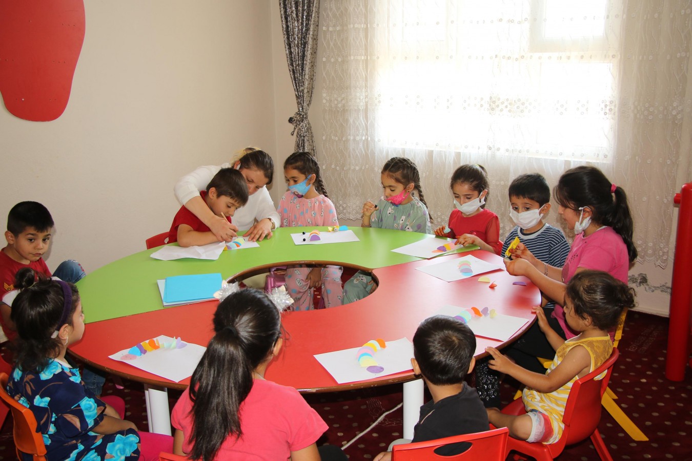 HALİLİYE’DE KADINLAR OKUMA ÖĞRENİRKEN, ÇOCUKLARI KREŞTE EĞİTİM ALIYOR