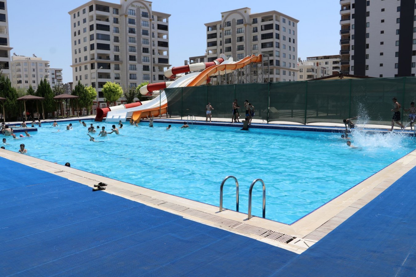 BAŞKAN BAYDİLLİ GENÇLERİ HAVUZA DAVET ETTİ