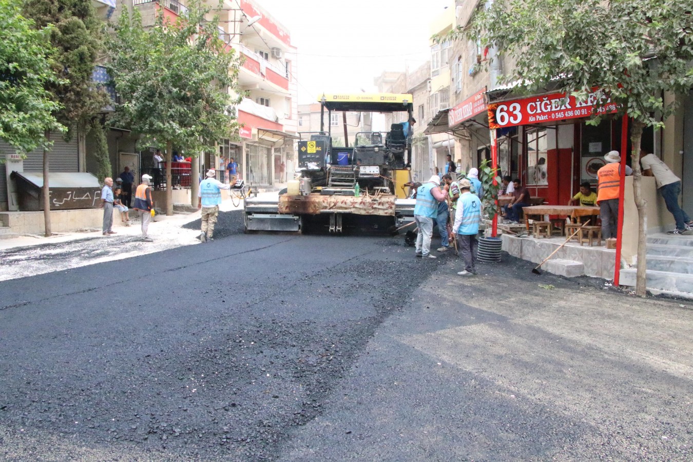 HALİLİYE BELEDİYESİNDEN DEMİR İZZET CADDESİNDE ASFALT ÇALIŞMASI