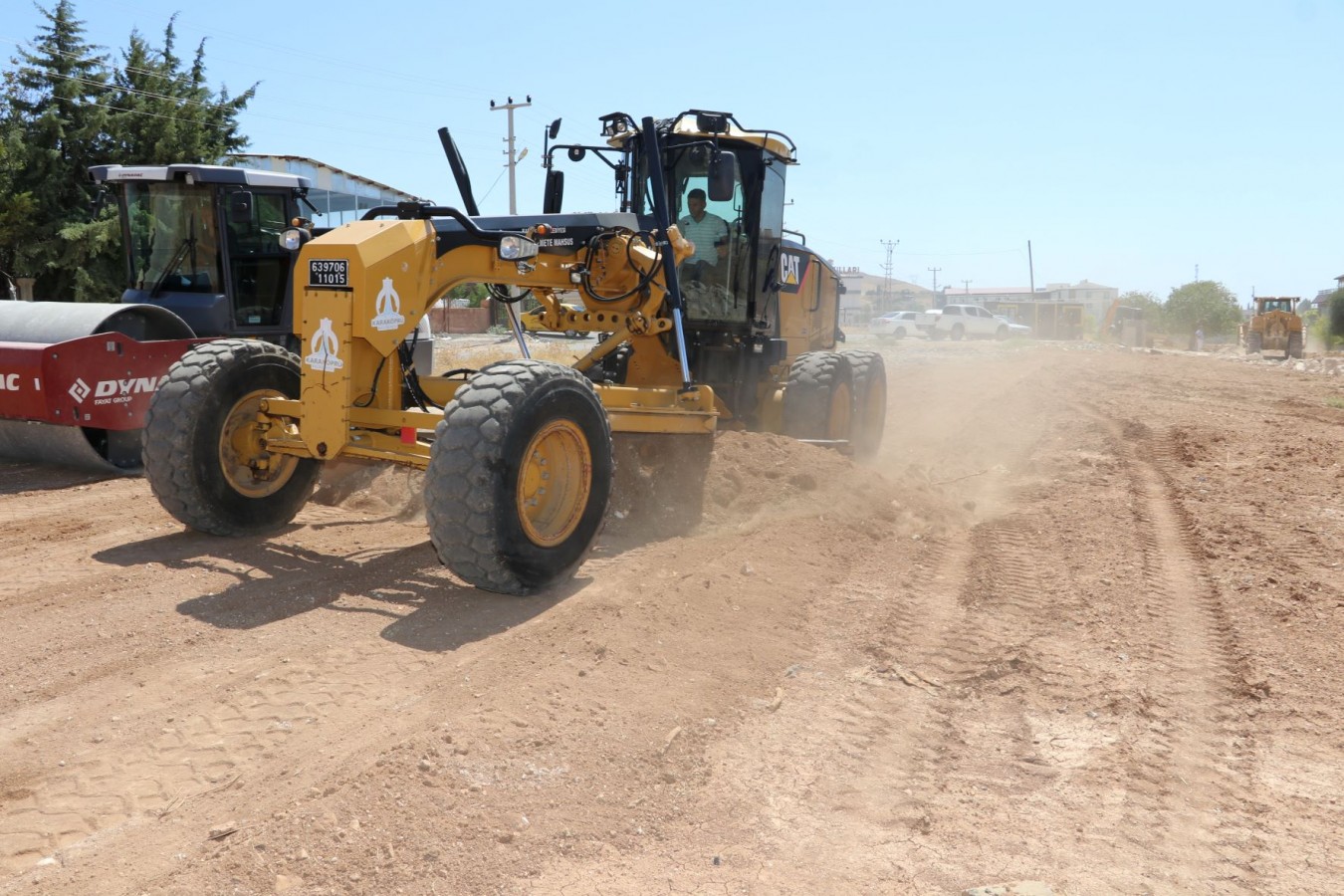 KARAKÖPRÜ’DE YOL SEFERBERLİĞİ SÜRÜYOR