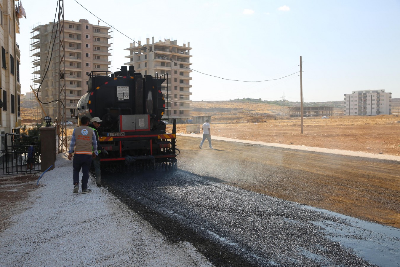 HALİLİYE’DE ASFALT ÇALIŞMALARIYLA YOLLAR YENİLENİYOR