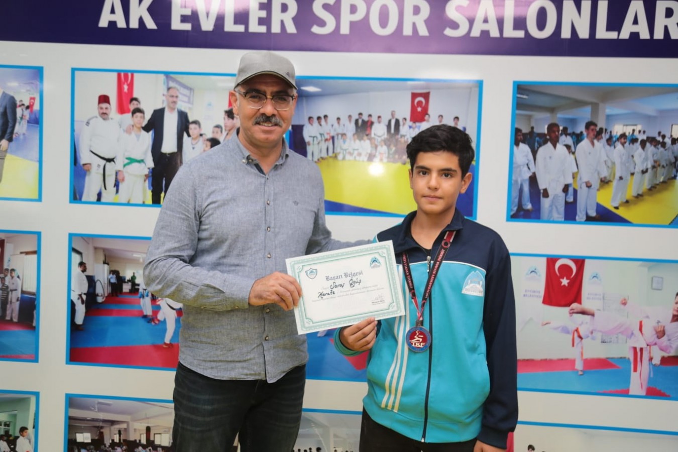 BAŞKAN KUŞ, ŞAMPİYON SPORCUYU ÖDÜLLENDİRDİ.