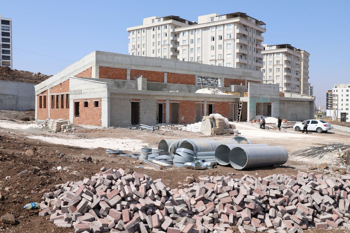 KARAKÖPRÜ’DE KAPALI YÜZME HAVUZU ÇALIŞMALARI SÜRÜYOR