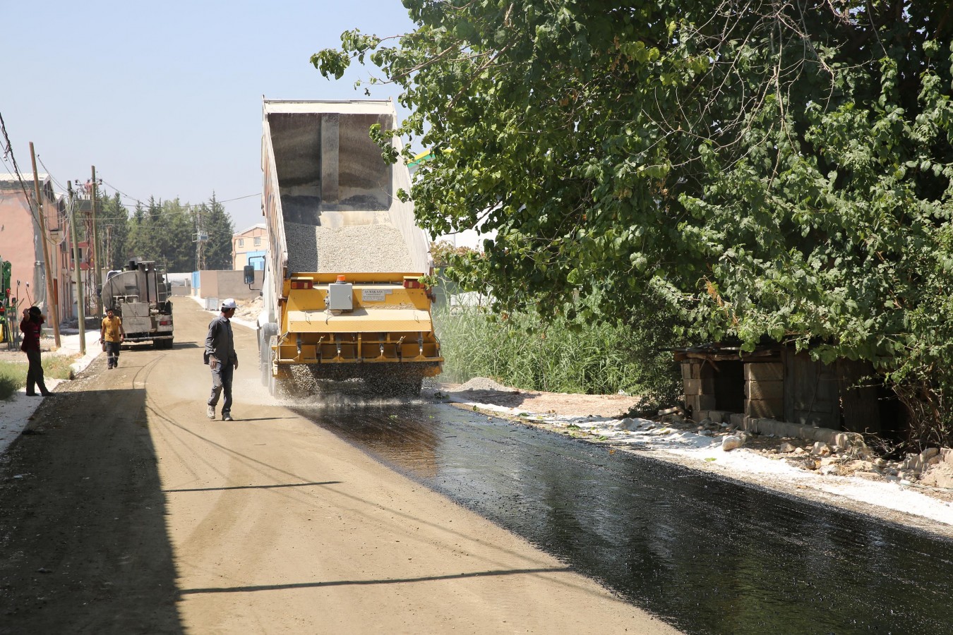 HALİLİYE BELEDİYESİ KIRSALDA ASFALT ATAĞINI DEVAM ETTİRİYOR