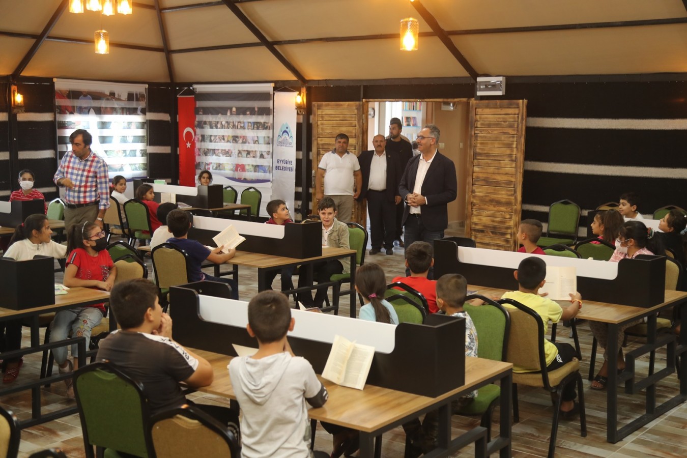 BAŞKAN KUŞ, ÖĞRENCİLERİ YALNIZ BIRAKMIYOR.