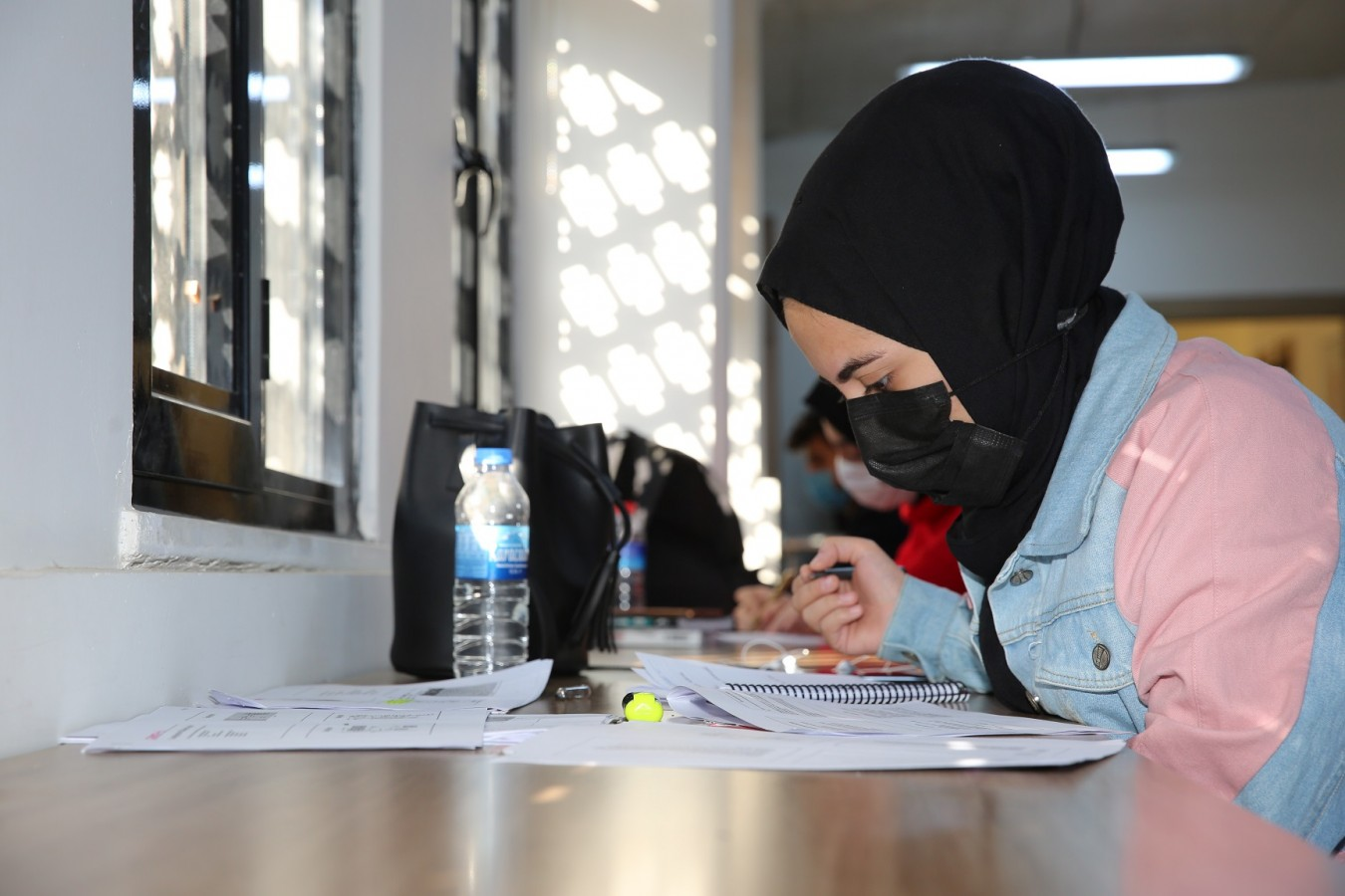 ÖĞRENCİLER SINAVLARA KARAKÖPRÜ BELEDİYESİ OKUMA SALONLARINDA HAZIRLANIYOR