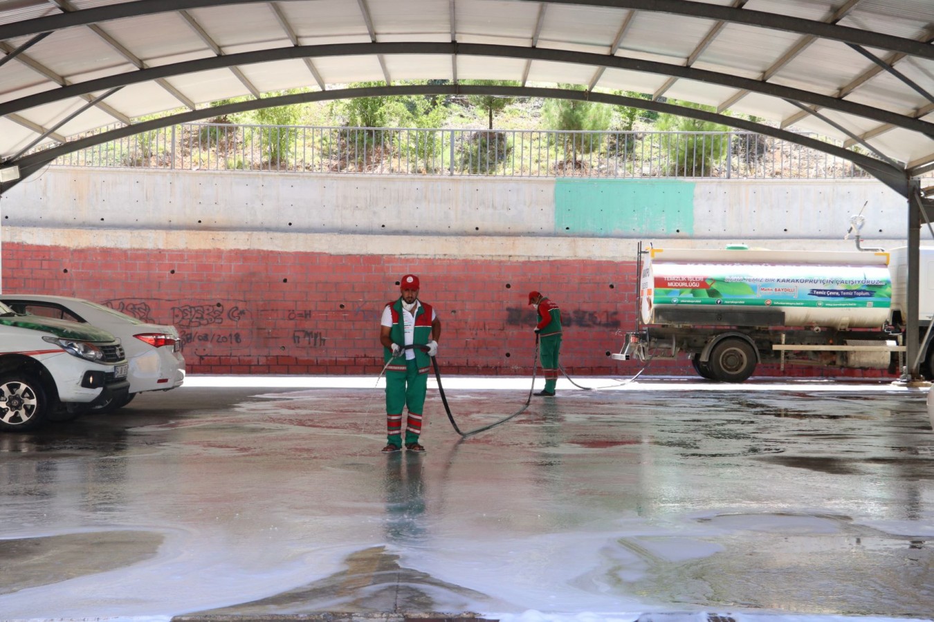 KARAKÖPRÜ'DE KURBAN KESİM YERLERİ PİSLİKTEN VE KOKUDAN ARINDIRILIYOR