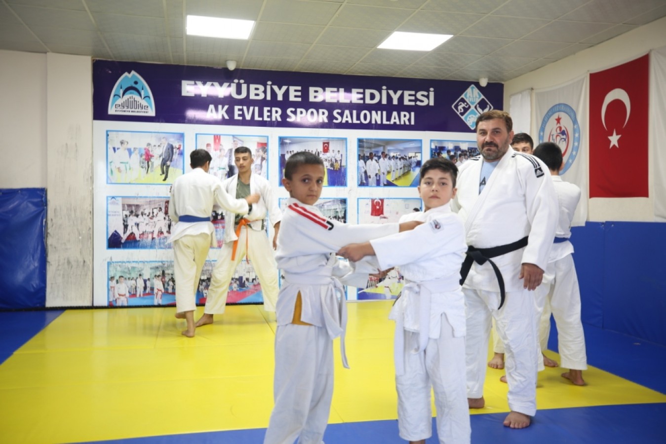 EYYÜBİYE AK EVLER ÇOCUK VE GENÇLERİN AKININA UĞRUYOR