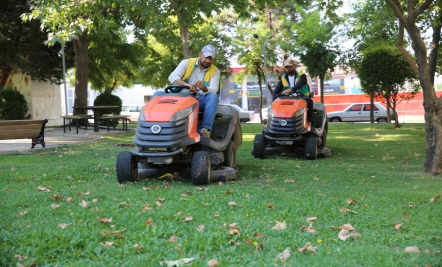 KARAKÖPRÜ’DE PARKLAR BAKIMLA GÜZELLEŞİYOR