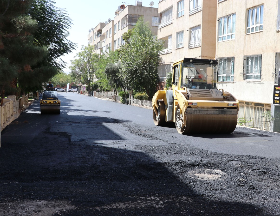 BAŞKAN CANPOLAT’IN YATIRIMLARIYLA ASFALT ATAĞI MERKEZ MAHALLELERDE DEVAM EDİYOR
