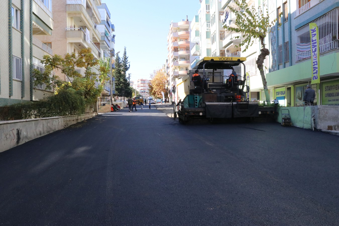 HALİLİYE’DE YOLLAR SICAK ASFALT VE PARKE ÇALIŞMALARIYLA YENİLENİYOR