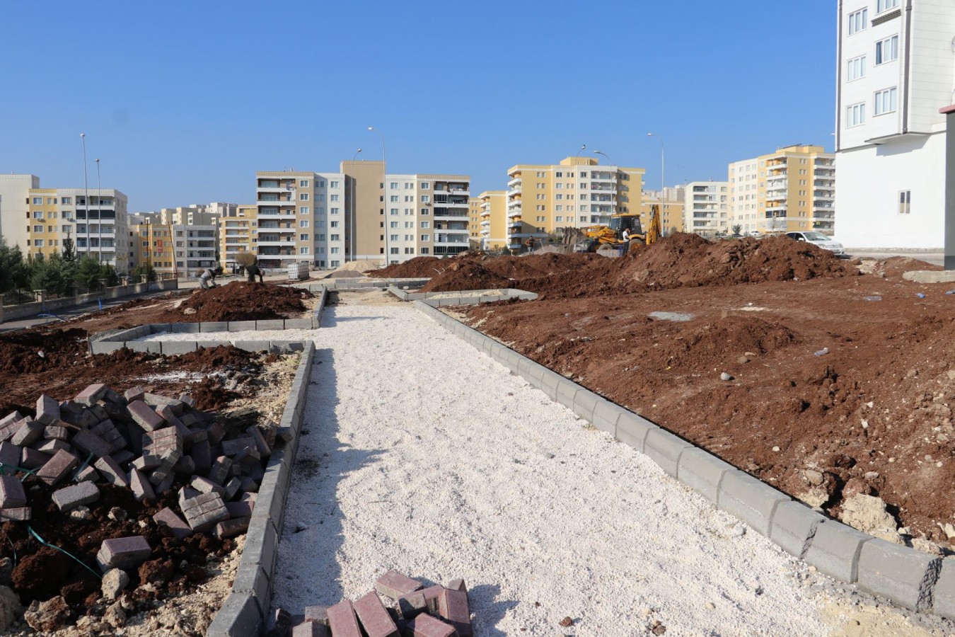 KARAKÖPRÜ’DE YENİ YEŞİL ALANLAR KAZANDIRILIYOR