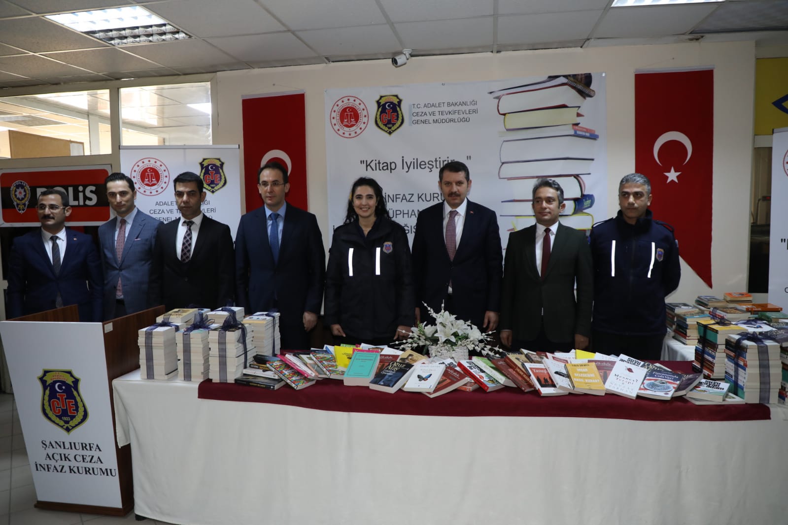 Vali Salih Ayhan’dan “Kitap İyileştirir” Kampanyasına 500 Kitap ile Destek