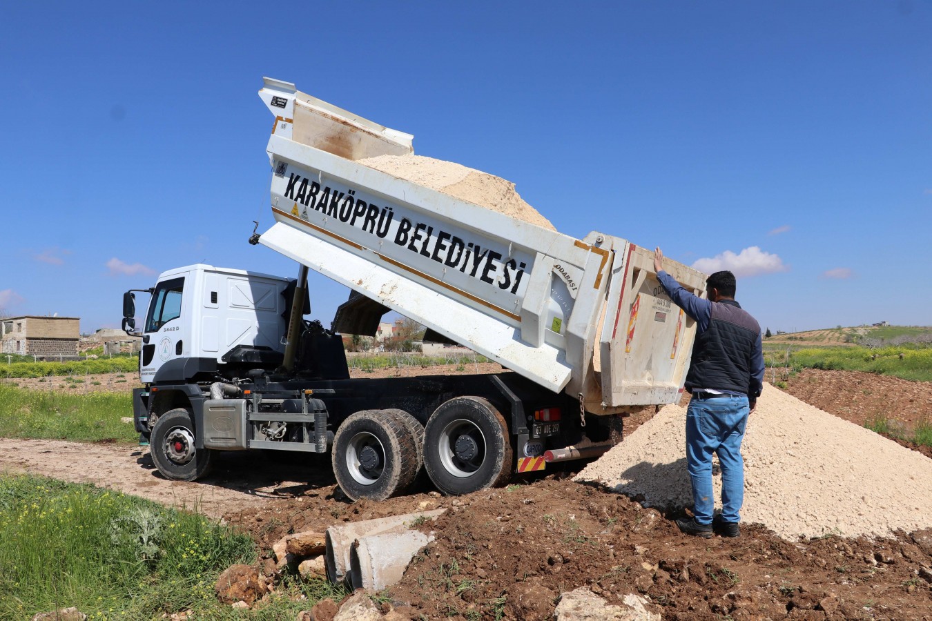 KARAKÖPRÜ KIRSALINDA BOZUK YOL KALMIYOR