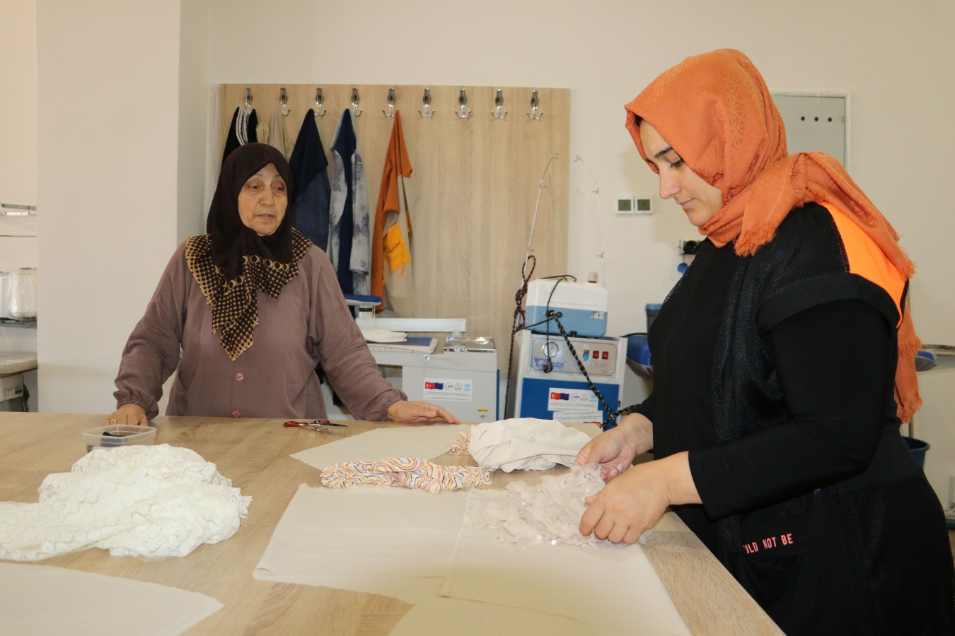 KARAKÖPRÜ’DE KADINLAR ZAMANINI KURSLARDA DEĞERLENDİRİYOR