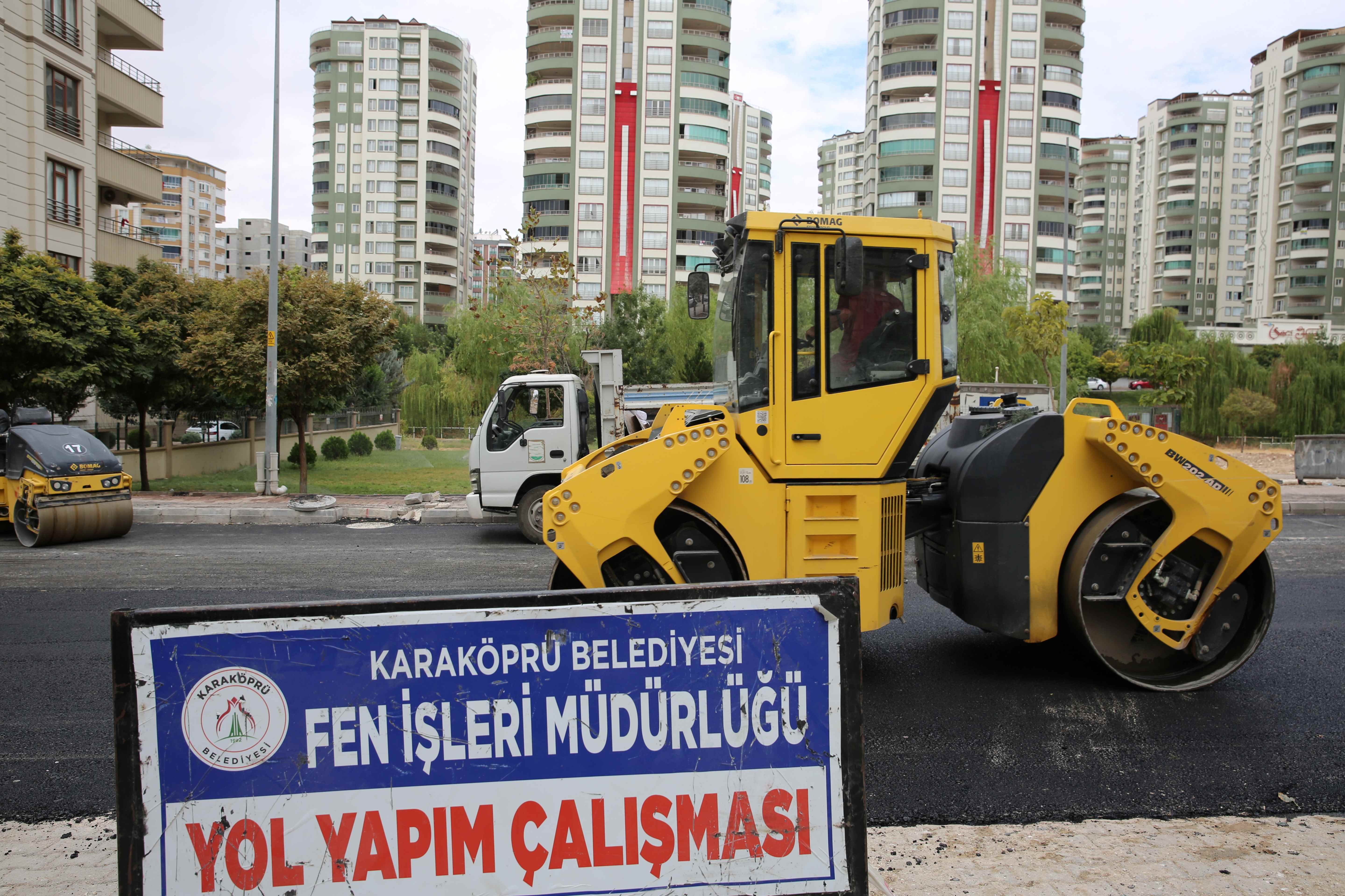 AKPİYAR’DA YOLLAR SICAK ASFALTLA YENİLENİYOR 