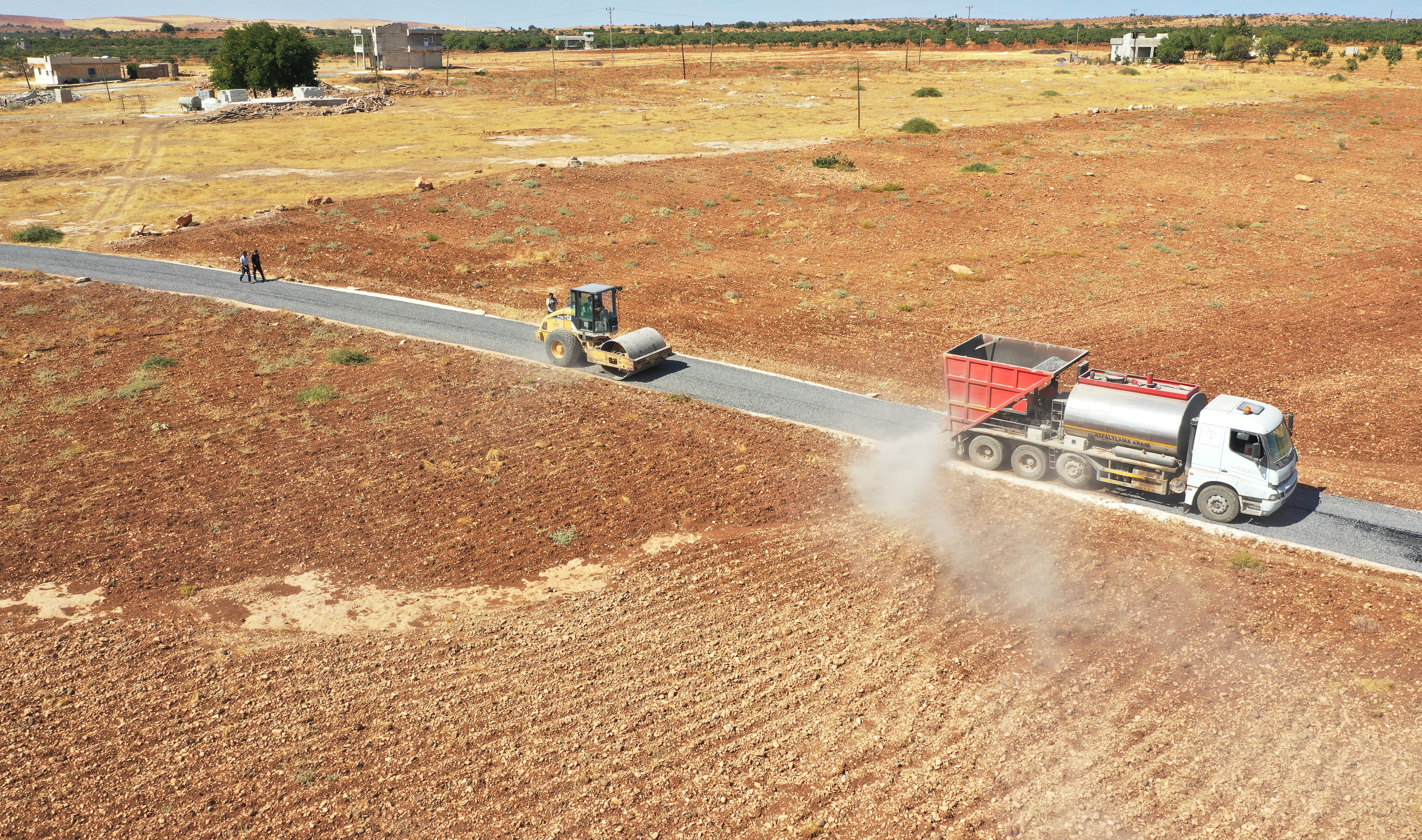 KIRSALDA YOLLAR SATHİ ASFALTLA YENİLENİYOR