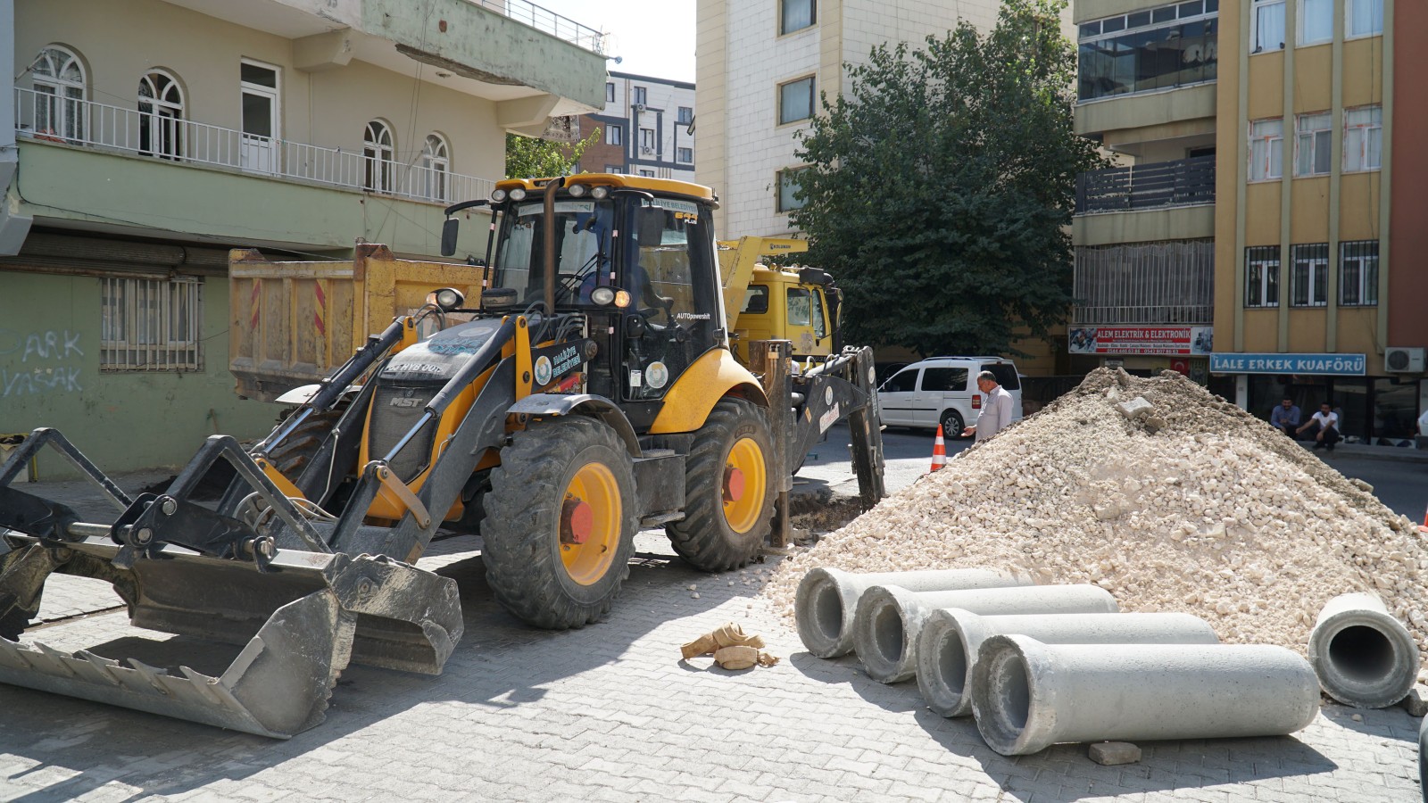 HALİLİYE’DE ÜSTYAPI ÇALIŞMALARI İLE YOLLAR İYİLEŞTİRİLİYOR