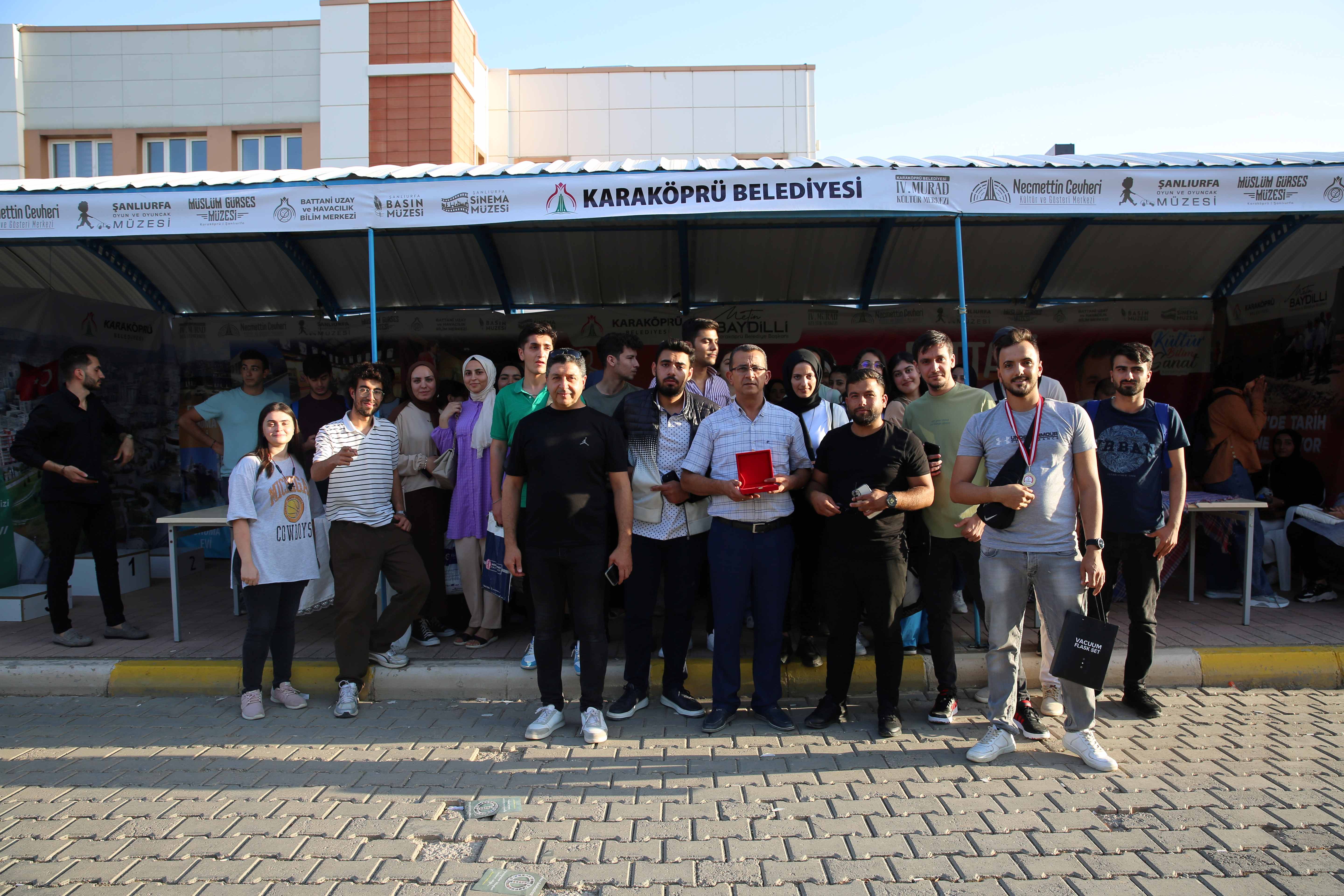 ÜNİVERSİTE ÖĞRENCİLERİNDEN KARAKÖPRÜ BELEDİYESİ STANDINA YOĞUN İLGİ