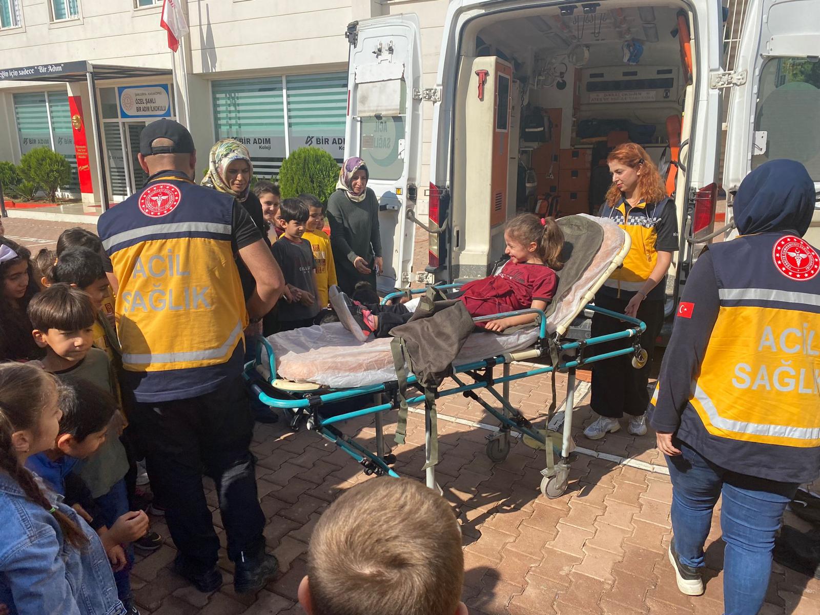 Minik öğrencilere 112 Acil Sağlık Hizmetleri ve Ambulans tanıtımı yapıldı.