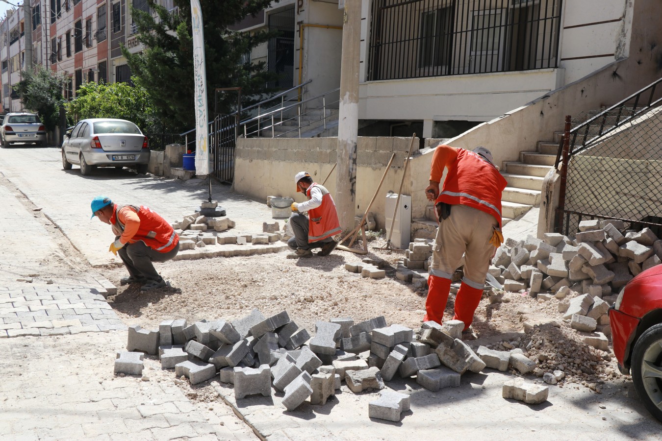 HALİLİYE BELEDİYESİ İLE 3 MAHALLEDE ÜSTYAPI HİZMETİ SÜRÜYOR