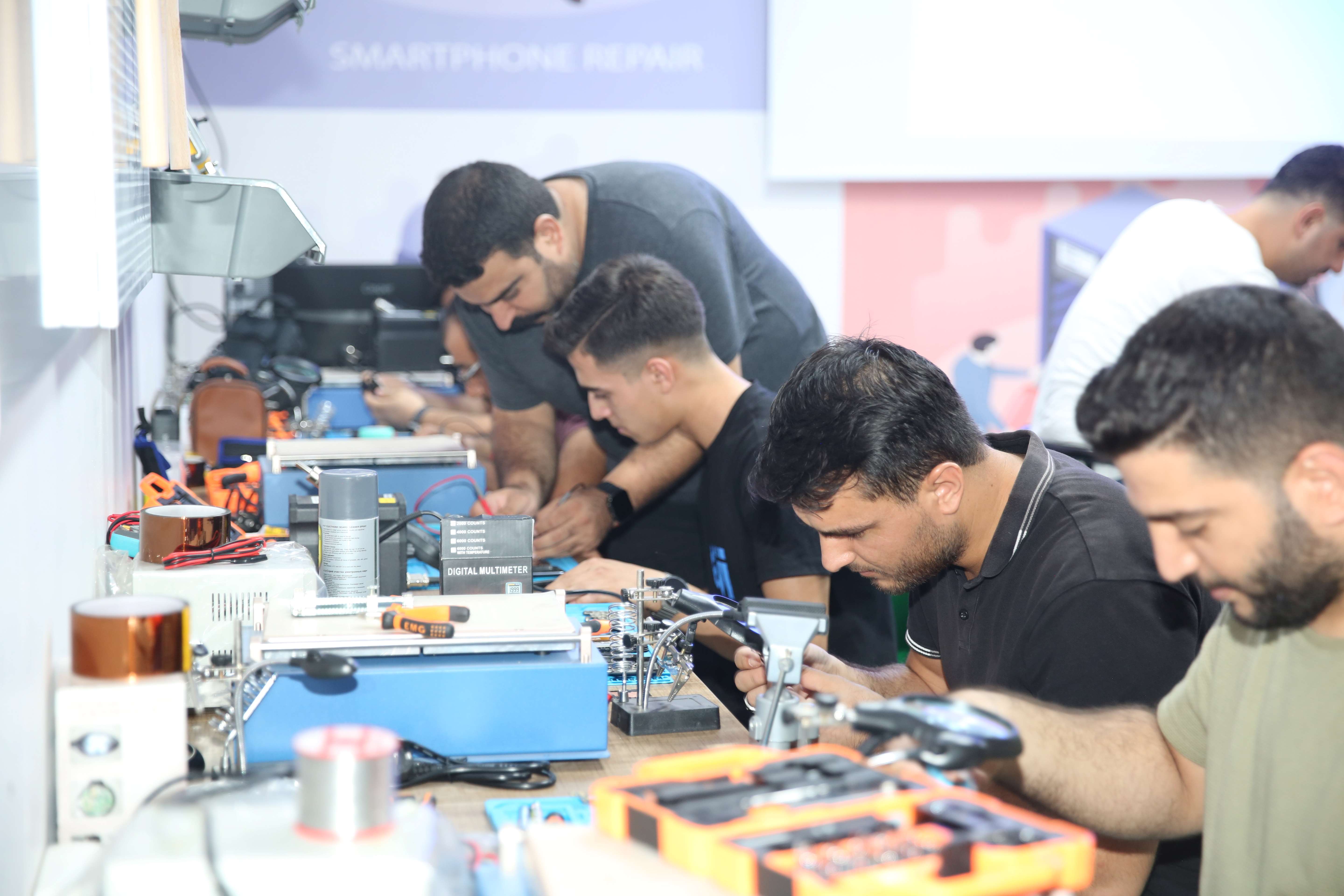 KARAKÖPRÜ’DE GENÇLER TELEFON TAMİRCİLİĞİNİ ÖĞRENİYOR 