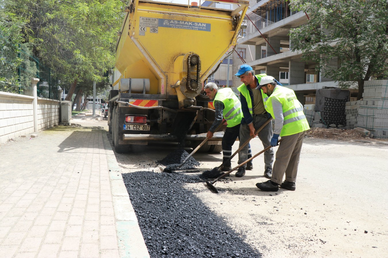 VEYSEL KARANİ MAHALLESİ’NE SICAK ASFALT ÇALIŞMASI