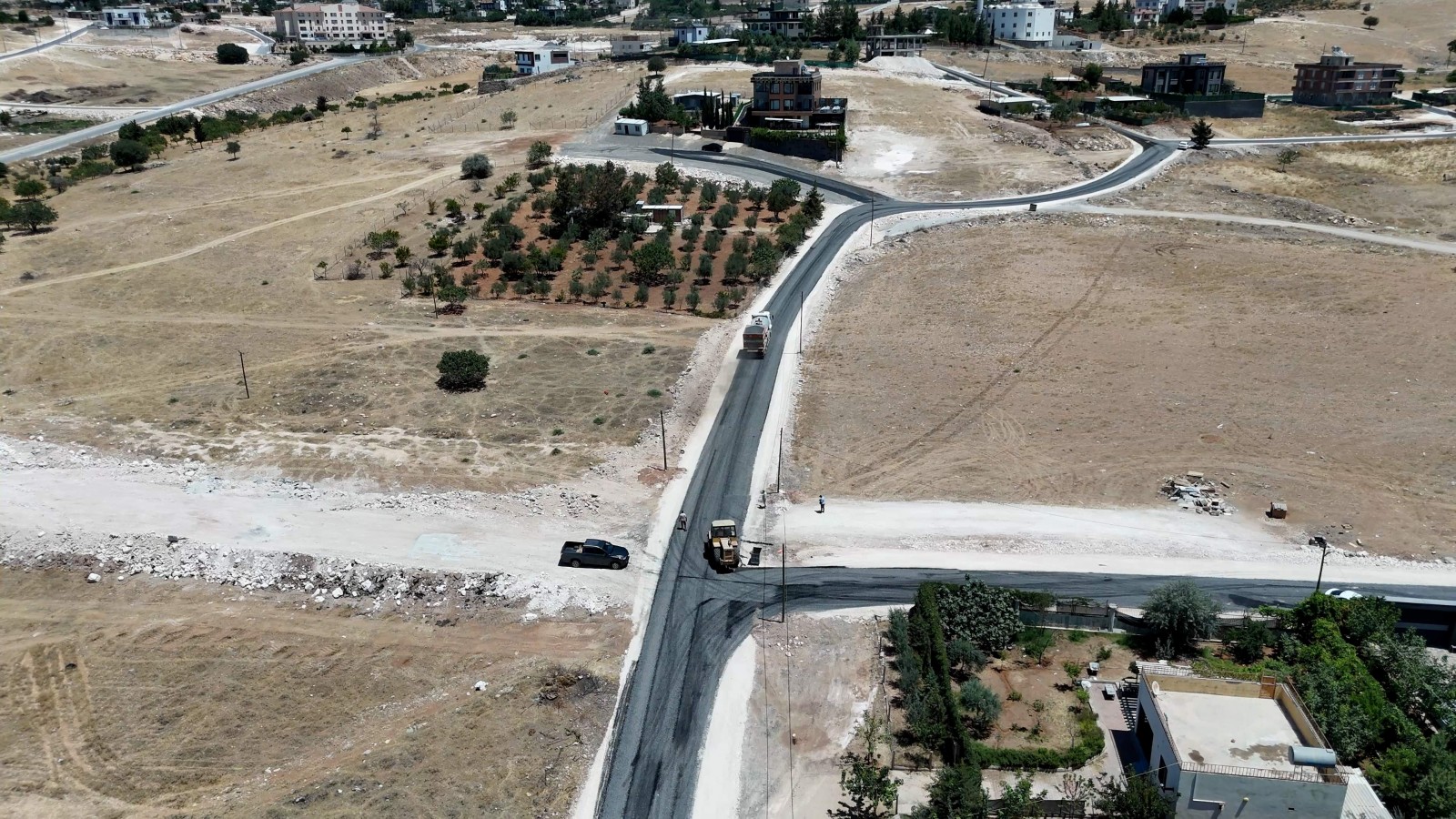 KARAKÖPRÜ’DE YOLLAR ÜSTYAPI ÇALIŞMALARIYLA YENİLENİYOR