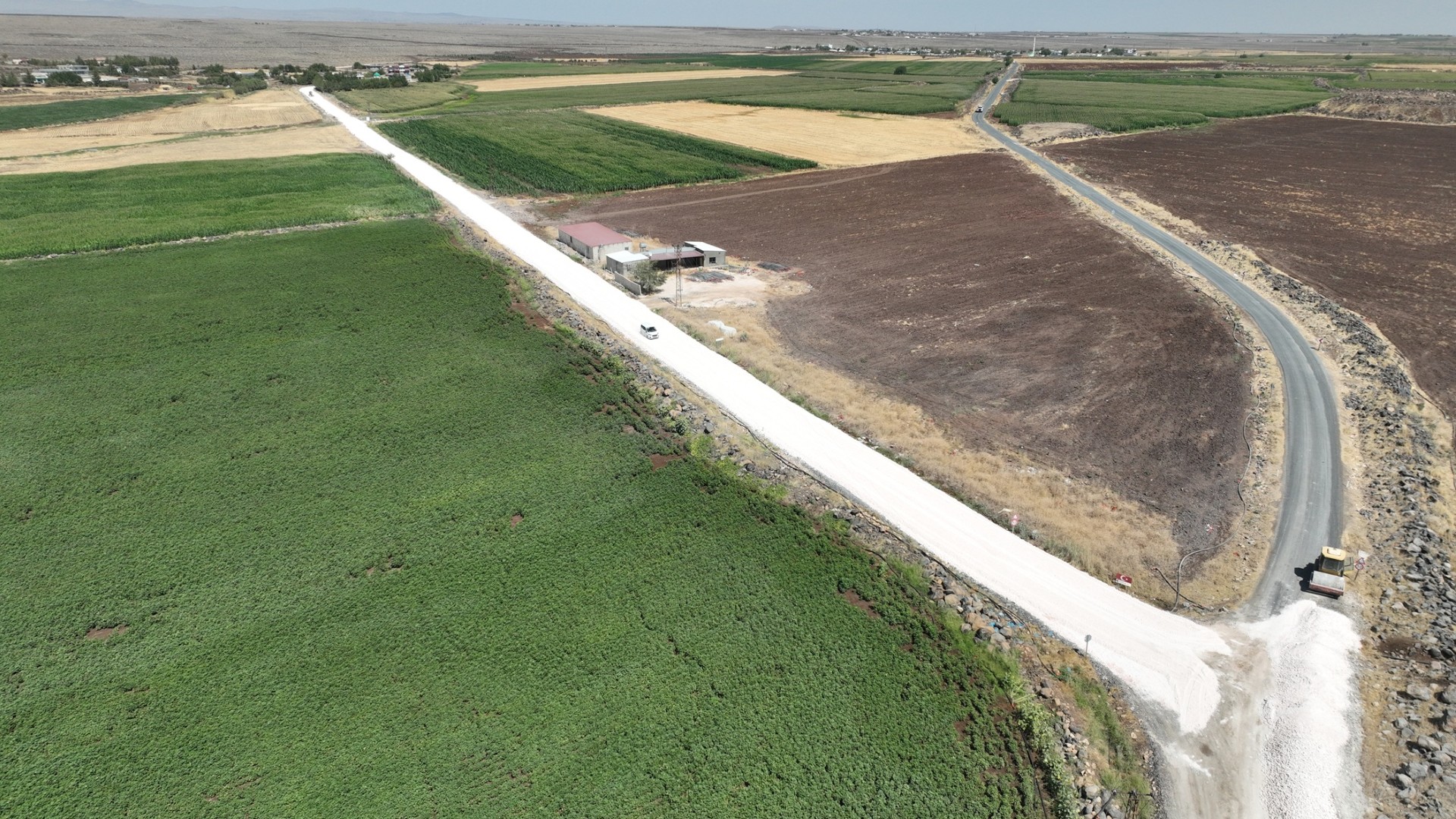 BÜYÜKŞEHİR, SİVEREK’İN YOLLARINI YENİLİYOR