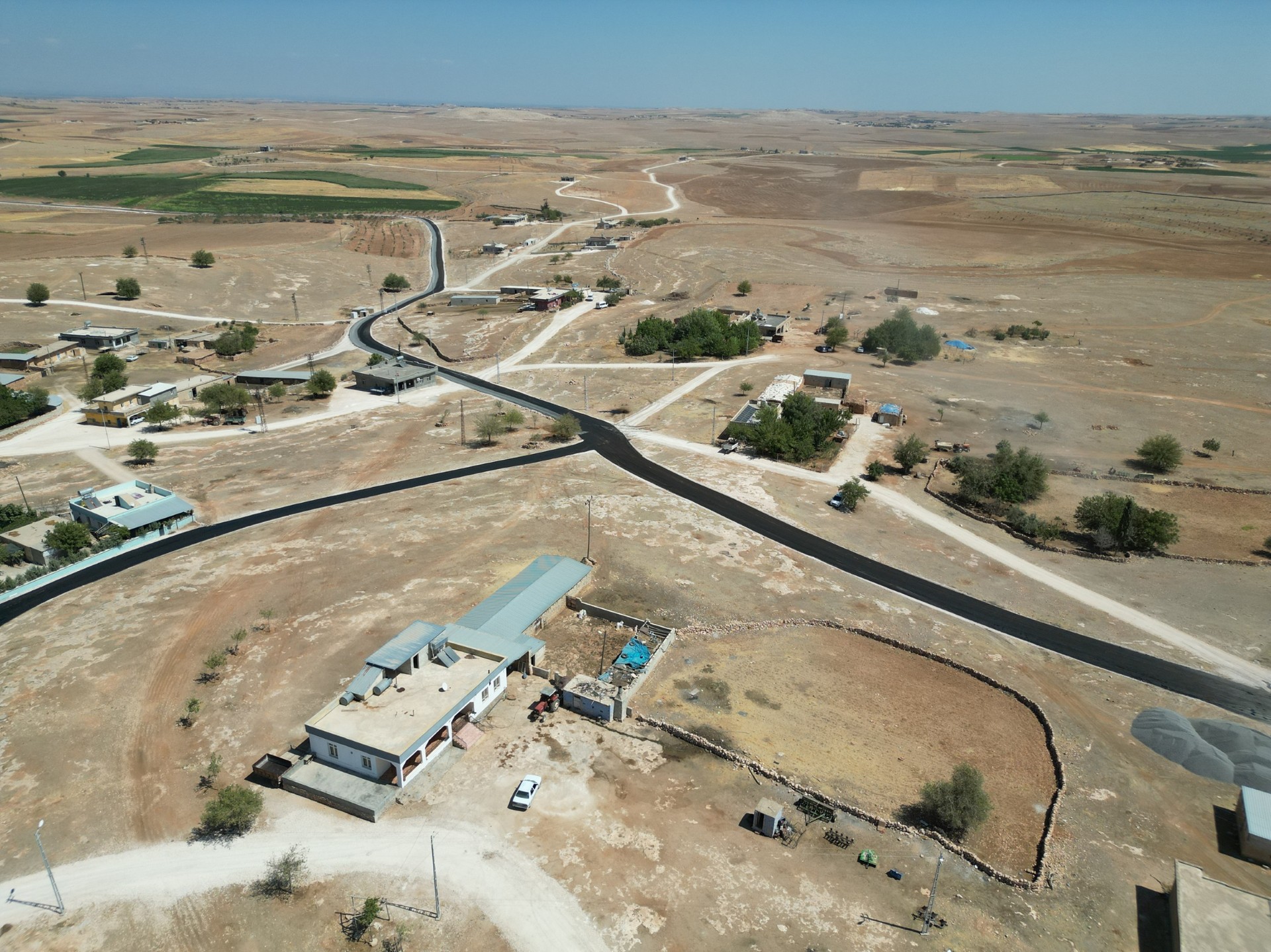 BÜYÜKŞEHİR’LE HALİLİYE VE KARAKÖPRÜ KIRSALINDA YOL KONFORU ARTIYOR