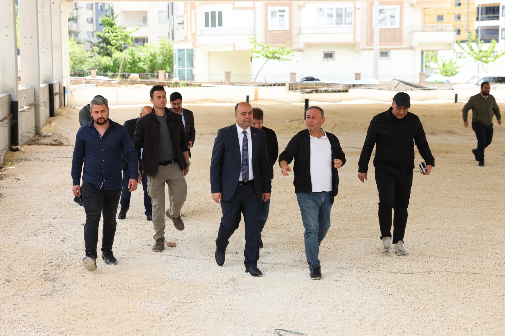 BAŞKAN NİHAT ÇİFTÇİ, MODERN SEMT PAZARI ÇALIŞMALARINI İNCELEDİ