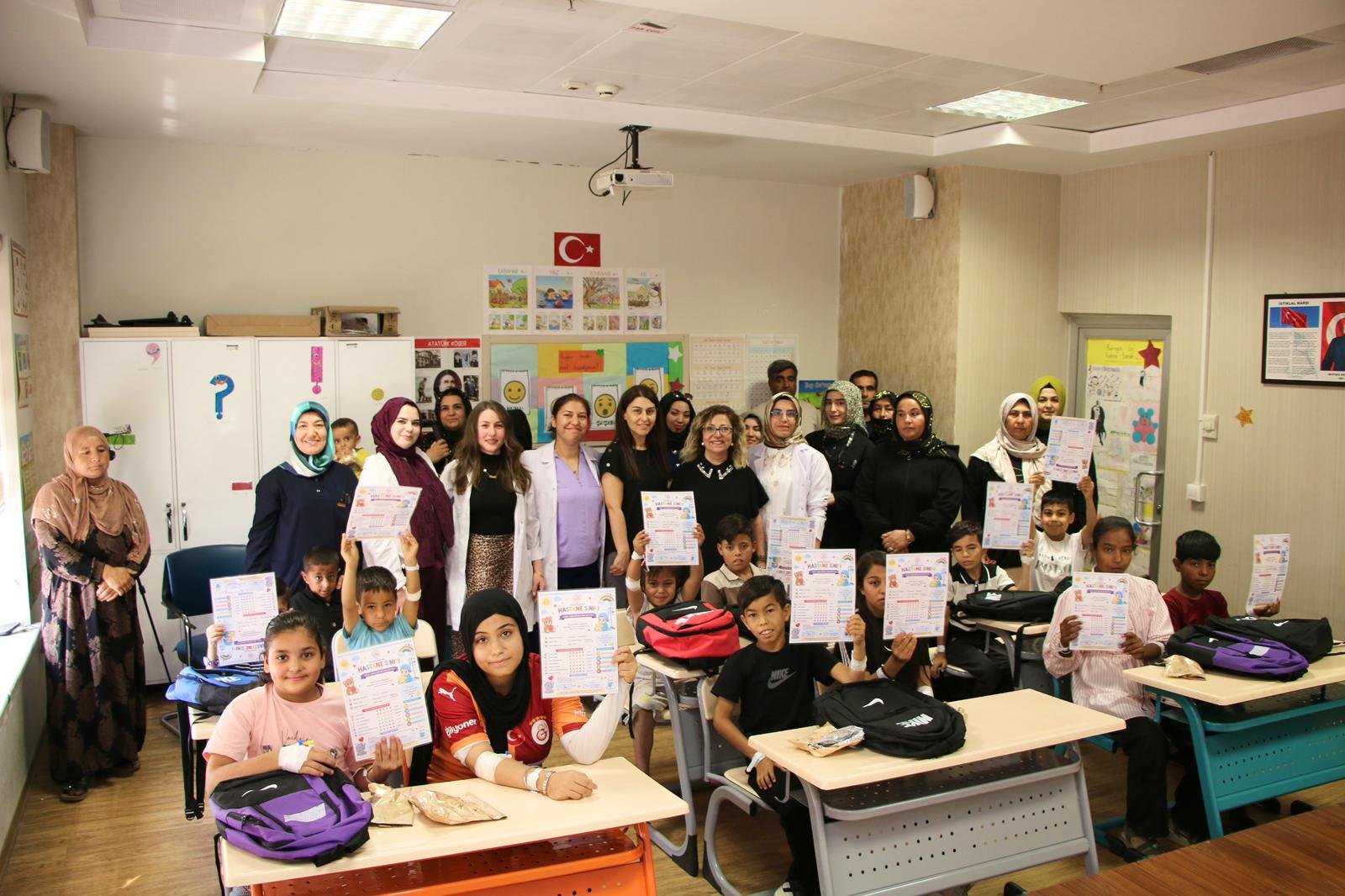 Şanlıurfa Eğitim ve Araştırma Hastanesi’nde Tedavi Gören Çocuklar İlk Karnelerini Aldı
