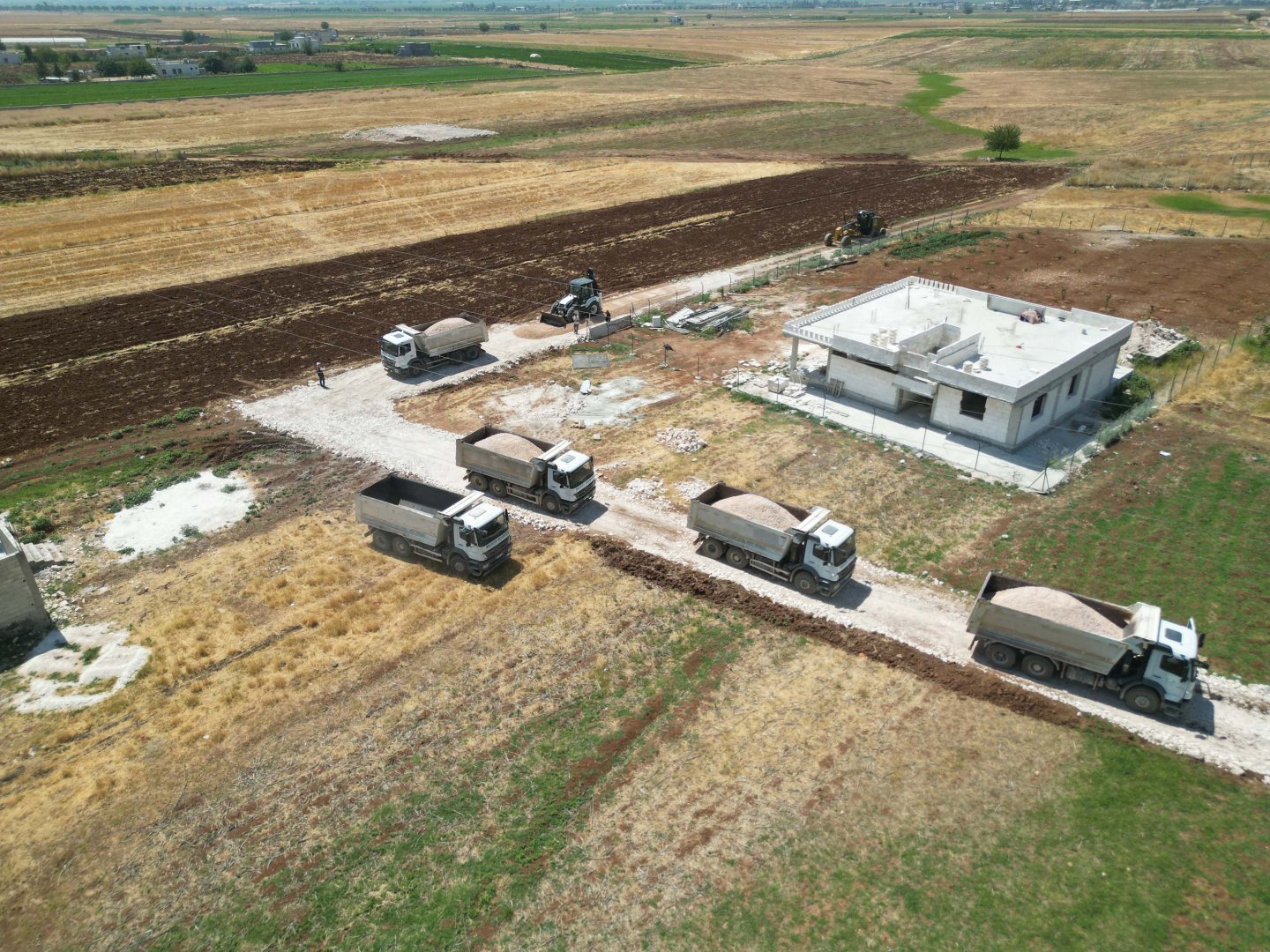 HALİLİYE'DE KIRSAL YOLLAR İÇİN ÇALIŞMALAR HIZ KESMEDEN SÜRÜYOR