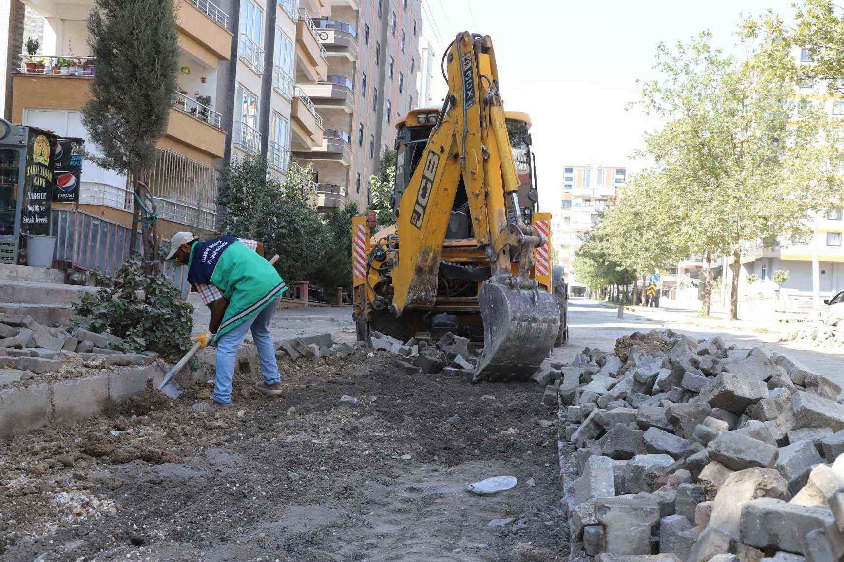 KARAKÖPRÜ'DE YOLLAR ÜSTYAPI ÇALIŞMALARIYLA YENİLENİYOR