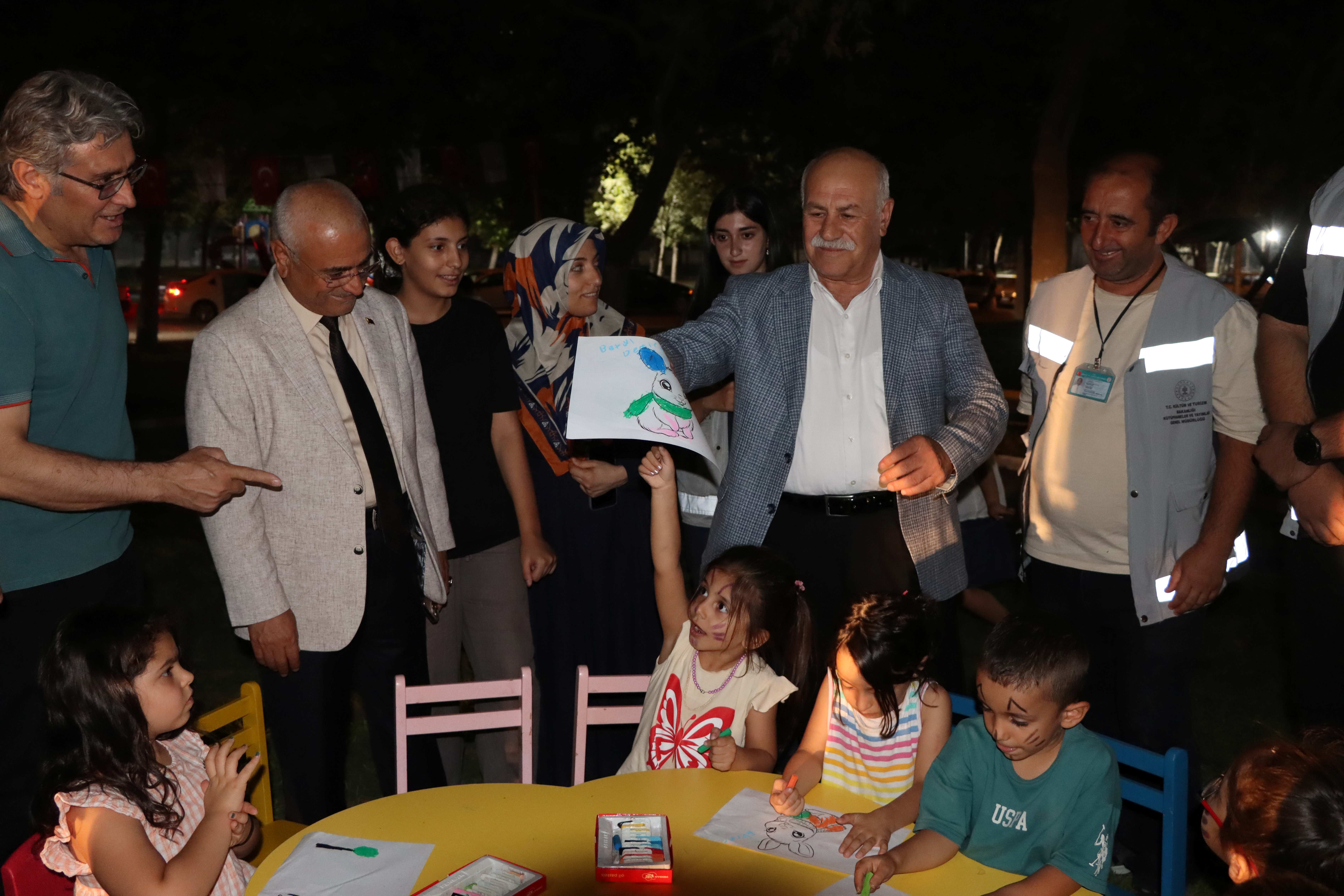 KARAKÖPRÜ'DE ÇOCUKLAR GEZİCİ KÜTÜPHANE ETKİNLİĞİYLE EĞLENDİ