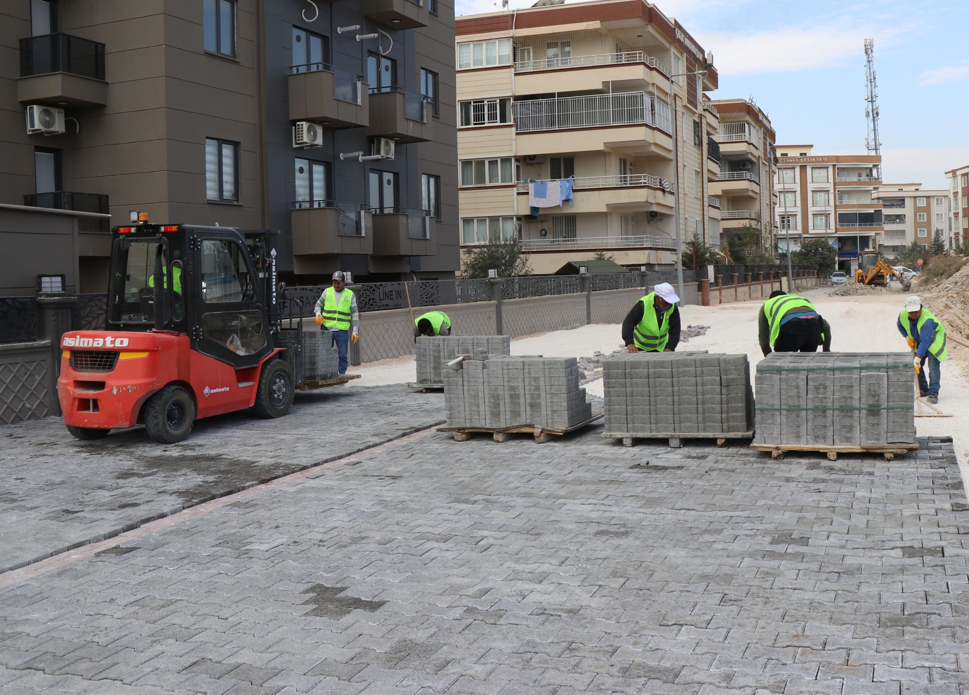 HALİLİYE BELEDİYESİ YOL ATAĞINI SÜRDÜRÜYOR: MAHALLELER YENİLENİYOR